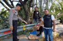 Polisi melakukan olah TKP penemuan bayi laki-laki di dekat jembatan Ring Road Barat Kota Madiun, Jumat (15/5/2026) 