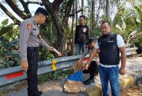Polisi melakukan olah TKP penemuan bayi laki-laki di dekat jembatan Ring Road Barat Kota Madiun, Jumat (15/5/2026) 