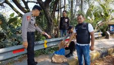 Polisi melakukan olah TKP penemuan bayi laki-laki di dekat jembatan Ring Road Barat Kota Madiun, Jumat (15/5/2026) 