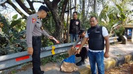 Polisi melakukan olah TKP penemuan bayi laki-laki di dekat jembatan Ring Road Barat Kota Madiun, Jumat (15/5/2026) 