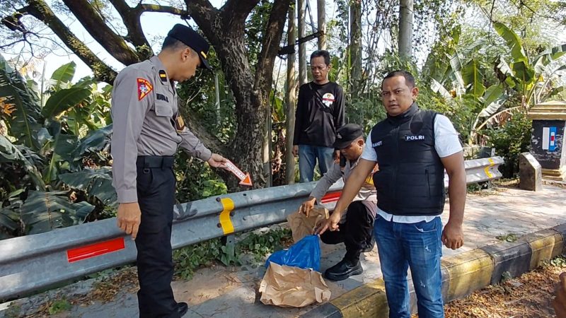 Polisi melakukan olah TKP penemuan bayi laki-laki di dekat jembatan Ring Road Barat Kota Madiun, Jumat (15/5/2026) 