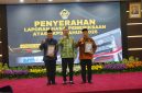 Bupati Madiun Hari Wuryanto (kanan) dan Ketua DPRD Kabupaten Madiun Fery Sudarsono (kiri) saat penerimaan opini WTP di Surabaya, Jumat (29/5/2026) 