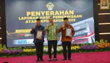 Bupati Madiun Hari Wuryanto (kanan) dan Ketua DPRD Kabupaten Madiun Fery Sudarsono (kiri) saat penerimaan opini WTP di Surabaya, Jumat (29/5/2026)