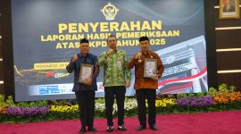 Bupati Madiun Hari Wuryanto (kanan) dan Ketua DPRD Kabupaten Madiun Fery Sudarsono (kiri) saat penerimaan opini WTP di Surabaya, Jumat (29/5/2026) 