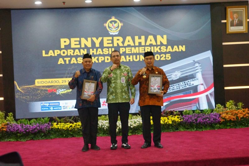 Bupati Madiun Hari Wuryanto (kanan) dan Ketua DPRD Kabupaten Madiun Fery Sudarsono (kiri) saat penerimaan opini WTP di Surabaya, Jumat (29/5/2026) 