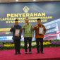 Bupati Madiun Hari Wuryanto (kanan) dan Ketua DPRD Kabupaten Madiun Fery Sudarsono (kiri) saat penerimaan opini WTP di Surabaya, Jumat (29/5/2026) 