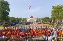 Bupati Madiun Hari Wuryanto, Wabup dr. Purnomo Hadi, Sekda Sigit Budiarto dan jajaran forkopimda berfoto bersama anak-anak usai peringatan Hardiknas di pendopo Ronggo Djoemeno, Senin (4/5/2026) 