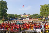 Bupati Madiun Hari Wuryanto, Wabup dr. Purnomo Hadi, Sekda Sigit Budiarto dan jajaran forkopimda berfoto bersama anak-anak usai peringatan Hardiknas di pendopo Ronggo Djoemeno, Senin (4/5/2026) 
