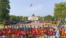 Bupati Madiun Hari Wuryanto, Wabup dr. Purnomo Hadi, Sekda Sigit Budiarto dan jajaran forkopimda berfoto bersama anak-anak usai peringatan Hardiknas di pendopo Ronggo Djoemeno, Senin (4/5/2026) 