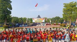 Bupati Madiun Hari Wuryanto, Wabup dr. Purnomo Hadi, Sekda Sigit Budiarto dan jajaran forkopimda berfoto bersama anak-anak usai peringatan Hardiknas di pendopo Ronggo Djoemeno, Senin (4/5/2026) 