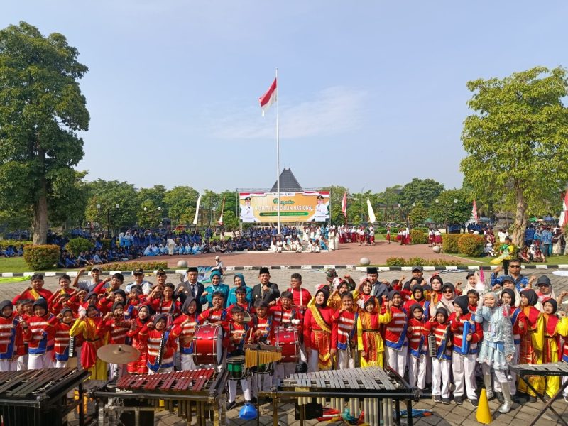 Bupati Madiun Hari Wuryanto, Wabup dr. Purnomo Hadi, Sekda Sigit Budiarto dan jajaran forkopimda berfoto bersama anak-anak usai peringatan Hardiknas di pendopo Ronggo Djoemeno, Senin (4/5/2026) 