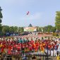 Bupati Madiun Hari Wuryanto, Wabup dr. Purnomo Hadi, Sekda Sigit Budiarto dan jajaran forkopimda berfoto bersama anak-anak usai peringatan Hardiknas di pendopo Ronggo Djoemeno, Senin (4/5/2026) 
