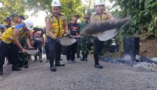 Kerja bakti pengaspalan jalan di Desa Bodag sebagai upaya Pemkab Madiun mendongkrak perekonomian masyarakat. 