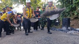 Kerja bakti pengaspalan jalan di Desa Bodag sebagai upaya Pemkab Madiun mendongkrak perekonomian masyarakat. 