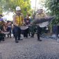Kerja bakti pengaspalan jalan di Desa Bodag sebagai upaya Pemkab Madiun mendongkrak perekonomian masyarakat. 