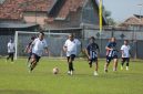 Iwan (Metro TV) pemain Sparta Pena menggiring bola melewati hadangan pemain PKDI, Kamis (4/6/2026) 
