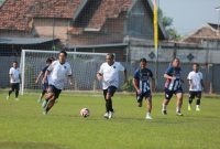 Iwan (Metro TV) pemain Sparta Pena menggiring bola melewati hadangan pemain PKDI, Kamis (4/6/2026)