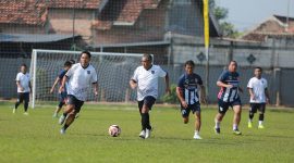 Iwan (Metro TV) pemain Sparta Pena menggiring bola melewati hadangan pemain PKDI, Kamis (4/6/2026) 