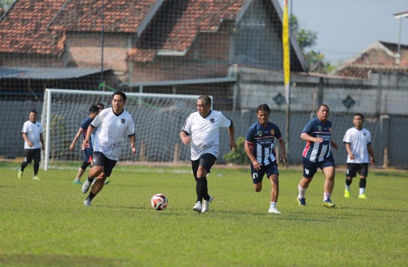 Iwan (Metro TV) pemain Sparta Pena menggiring bola melewati hadangan pemain PKDI, Kamis (4/6/2026) 