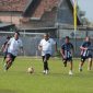 Iwan (Metro TV) pemain Sparta Pena menggiring bola melewati hadangan pemain PKDI, Kamis (4/6/2026) 