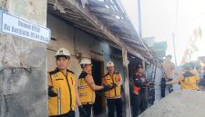 Bupati Madiun Hari Wuryanto bersama Wakil Bupati dr. Purnomo Hadi, Sekretaris Daerah Sigit Budiarto terjun langsung kerja bakti Bedah RTLH warga Bangunsari, Dolopo.