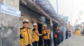 Bupati Madiun Hari Wuryanto bersama Wakil Bupati dr. Purnomo Hadi, Sekretaris Daerah Sigit Budiarto terjun langsung kerja bakti Bedah RTLH warga Bangunsari, Dolopo. 