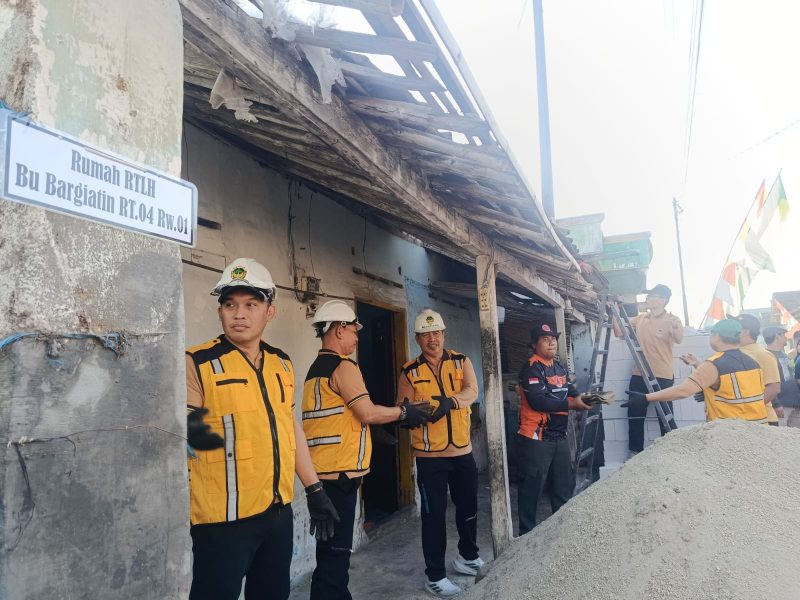 Bupati Madiun Hari Wuryanto bersama Wakil Bupati dr. Purnomo Hadi, Sekretaris Daerah Sigit Budiarto terjun langsung kerja bakti Bedah RTLH warga Bangunsari, Dolopo. 