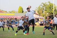Pemain belakang Sparta Pena, Handoko, memenangkan duel udara kontra Tim Polres Madiun B