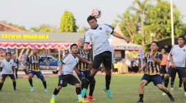 Pemain belakang Sparta Pena, Handoko, memenangkan duel udara kontra Tim Polres Madiun B 