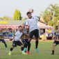 Pemain belakang Sparta Pena, Handoko, memenangkan duel udara kontra Tim Polres Madiun B 