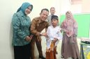 Wakil Bupati Madiun dr. Purnomo Hadi memberi semangat pada anak peserta Khitan Massal gratis di RSUD Dolopo, Selasa (23/6/2026) 