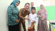 Wakil Bupati Madiun dr. Purnomo Hadi memberi semangat pada anak peserta Khitan Massal gratis di RSUD Dolopo, Selasa (23/6/2026) 