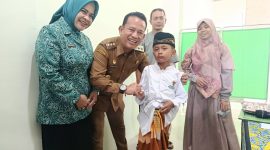 Wakil Bupati Madiun dr. Purnomo Hadi memberi semangat pada anak peserta Khitan Massal gratis di RSUD Dolopo, Selasa (23/6/2026) 