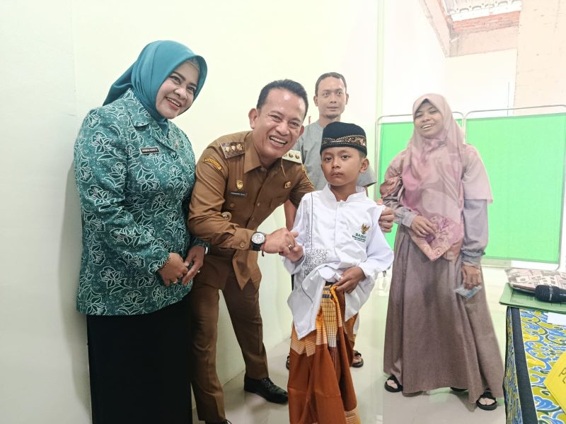 Wakil Bupati Madiun dr. Purnomo Hadi memberi semangat pada anak peserta Khitan Massal gratis di RSUD Dolopo, Selasa (23/6/2026) 