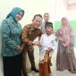 Wakil Bupati Madiun dr. Purnomo Hadi memberi semangat pada anak peserta Khitan Massal gratis di RSUD Dolopo, Selasa (23/6/2026) 