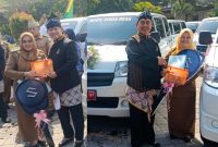 Bupati Madiun Hari Wuryanto (kanan) dan Wakil Bupati Madiun dr. Purnomo Hadi menyerahkan 55 unit Mobil Siaga di Hari Jadi ke-458 Kabupaten Madiun, Sabtu (18/7/2026) 