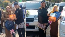 Bupati Madiun Hari Wuryanto (kanan) dan Wakil Bupati Madiun dr. Purnomo Hadi menyerahkan 55 unit Mobil Siaga di Hari Jadi ke-458 Kabupaten Madiun, Sabtu (18/7/2026) 
