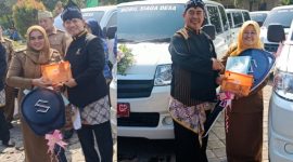 Bupati Madiun Hari Wuryanto (kanan) dan Wakil Bupati Madiun dr. Purnomo Hadi menyerahkan 55 unit Mobil Siaga di Hari Jadi ke-458 Kabupaten Madiun, Sabtu (18/7/2026) 