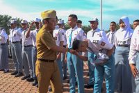 Sekda Kabupaten Madiun Sigit Budiarto memberikan selamat dan menyemangati 76 pelajar pilihan Kabupaten Madiun yang akan menjalani penggemblengan