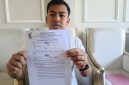 Siroojul Kahfi, owner PT Kahfi Indo Group, menunjukkan surat pengunduran diri AYF dari perusahaan miliknya. 
