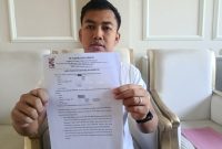 Siroojul Kahfi, owner PT Kahfi Indo Group, menunjukkan surat pengunduran diri AYF dari perusahaan miliknya. 