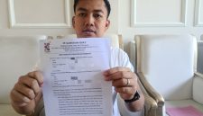 Siroojul Kahfi, owner PT Kahfi Indo Group, menunjukkan surat pengunduran diri AYF dari perusahaan miliknya.