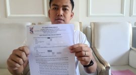 Siroojul Kahfi, owner PT Kahfi Indo Group, menunjukkan surat pengunduran diri AYF dari perusahaan miliknya. 