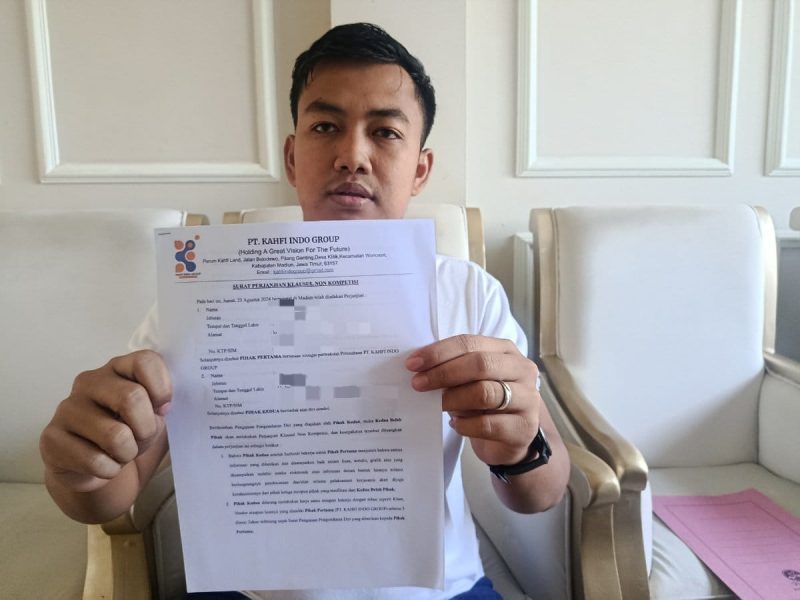 Siroojul Kahfi, owner PT Kahfi Indo Group, menunjukkan surat pengunduran diri AYF dari perusahaan miliknya. 