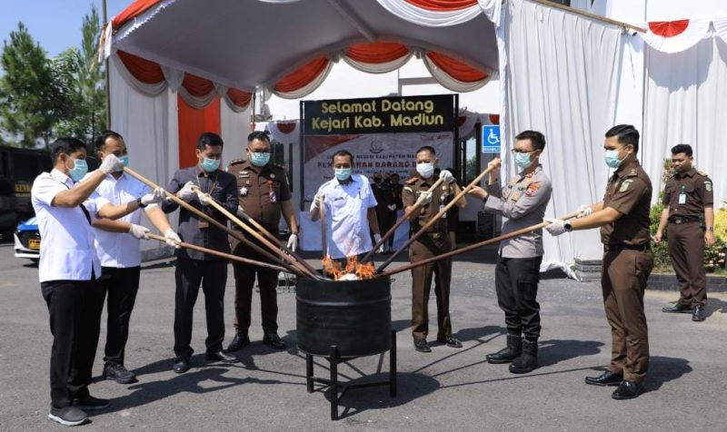 Kejari Kabupaten Madiun musnahkan barang bukti 21 Perkara yang sudah inkracht, Rabu (5/7/2026) 