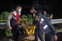 Polisi mengevakuasi mayat laki-laki yang ditemukan di bawah jembatan Reksogati, Ring Road Kota Madiun, Selasa (11/8/2026) malam. 