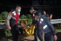 Polisi mengevakuasi mayat laki-laki yang ditemukan di bawah jembatan Reksogati, Ring Road Kota Madiun, Selasa (11/8/2026) malam. 