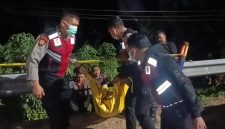 Polisi mengevakuasi mayat laki-laki yang ditemukan di bawah jembatan Reksogati, Ring Road Kota Madiun, Selasa (11/8/2026) malam. 