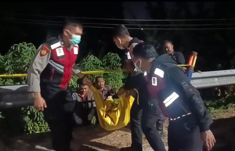 Polisi mengevakuasi mayat laki-laki yang ditemukan di bawah jembatan Reksogati, Ring Road Kota Madiun, Selasa (11/8/2026) malam. 