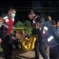 Polisi mengevakuasi mayat laki-laki yang ditemukan di bawah jembatan Reksogati, Ring Road Kota Madiun, Selasa (11/8/2026) malam. 